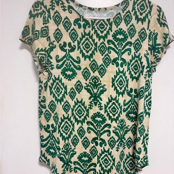 Cupio Short Sleeve Top with Green and Cream Design - Picture 1 of 4
